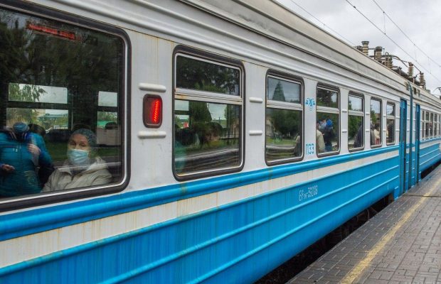 "Укрзалізниця" відновлює продаж квитків на деякі станції (список)