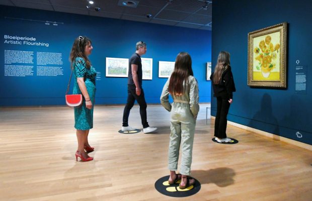 С разметкой и по предварительной записи: музеи Амстердама открылись после карантина (фоторепортаж)