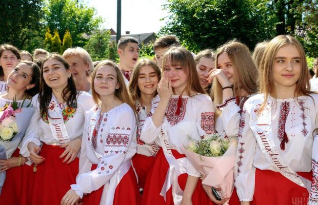 Поздравления с выпускным 2021: для 11-классников, учителей и родителей