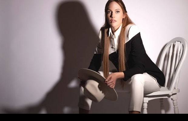 Зірка серіалу "Величне століття" Мер'єм Узерлі знялася в чуттєвій фотосесії