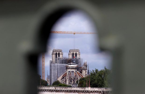 В Париже начали демонтаж 200-тонных лесов возле шпиля Нотр-Дама (фоторепортаж)