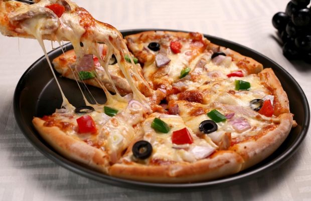 Просто, вкусно, ароматно: как приготовить быструю пиццу на сковороде