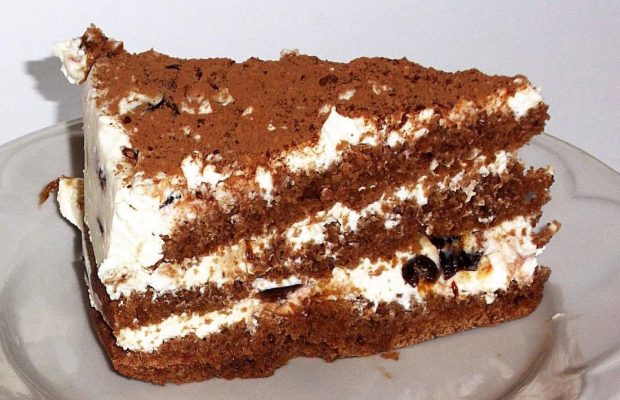 Ніжний і повітряний бісквітний торт: як приготувати десерт із заварним кремом