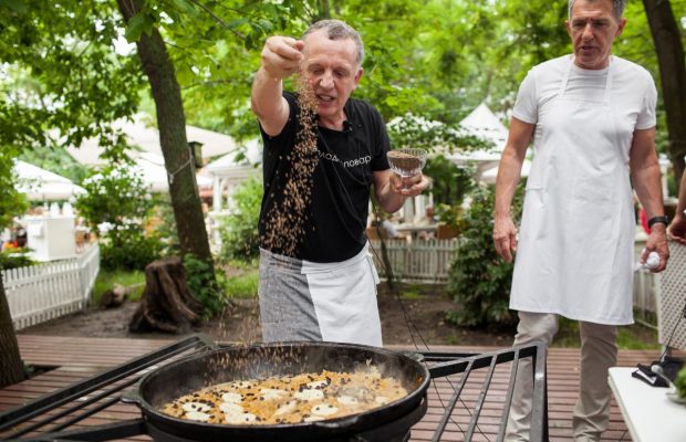 Ресторатор Савва Лібкін приготував в прямому ефірі плов із ягняти з родзинками (відео)