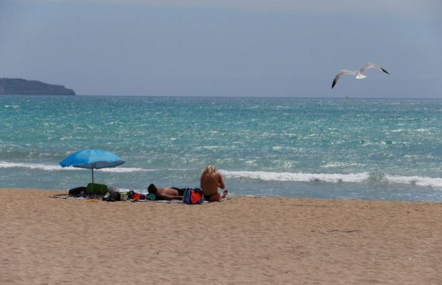 Под присмотром полиции и с соблюдением дистанции: журналисты выяснили, как проходит курортный сезон в Одессе (видео)