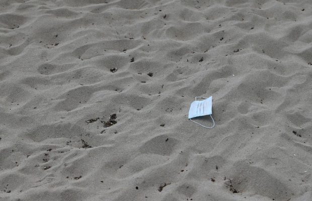 Минздрав разрешил не носить маски на пляжах, но нужно придерживаться социальной дистанции в полтора метра