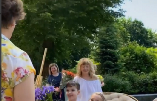 Вся у білому і без макіяжу: Галкін у день народження показав Пугачову на відео