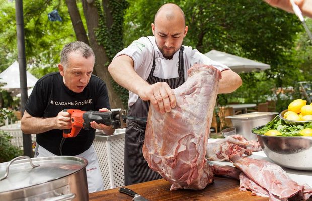 Одеський ресторатор Лібкін у прямому ефірі приготував зелений борщ (відео)