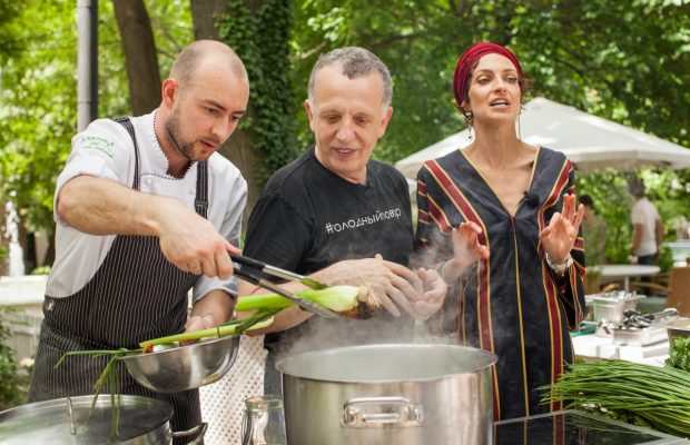 Одесский ресторатор Либкин в прямом эфире приготовил зеленый борщ (видео)