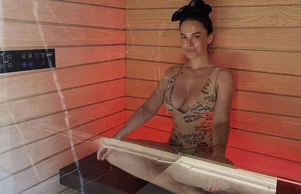 "У вас своя попа?": Даша Астаф'єва здивувала шанувальників фігурою в купальнику (відео)