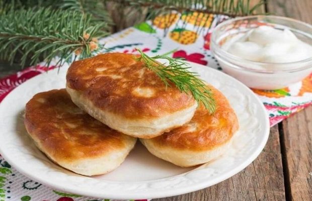 Рум’яні пиріжки з горохом: як приготувати страву