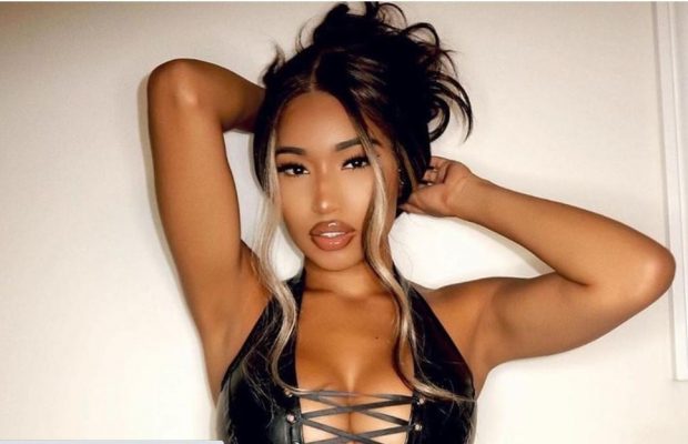 Коли груди змушують тріщати по швах: модель зробила шкіряний топ-корсет хітом продажу (фото)