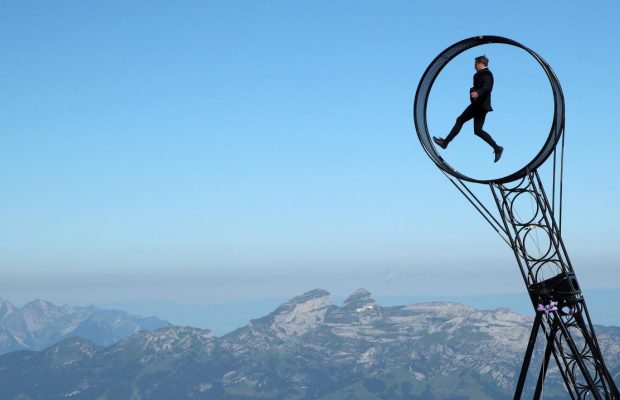 В Швейцарских Альпах работу канатных дорог возобновили зрелищным шоу акробатов над горными вершинами (фоторепортаж)