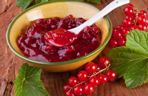 Ягідні ласощі на зиму: рецепти варення та желе з червоної смородини