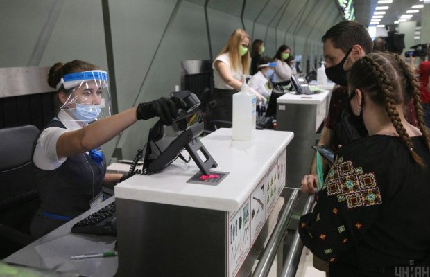 Після інциденту в Греції українцям пояснили, як уникнути проблем під час подорожей