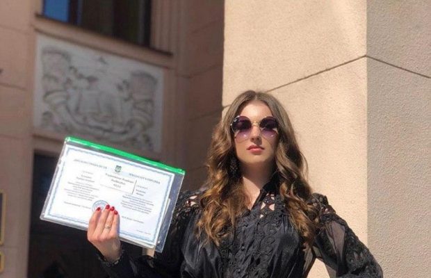 Дочь Кузьмы Скрябина получила диплом медика и отпраздновала выпускной (фото)