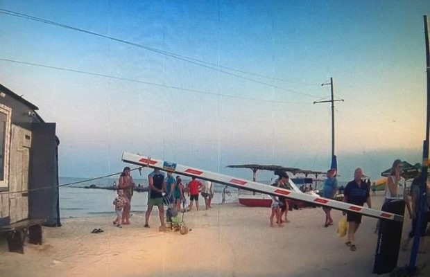 В курортной Кирилловке сделали платным отдых на диких пляжах у Федотовой косы (фото)