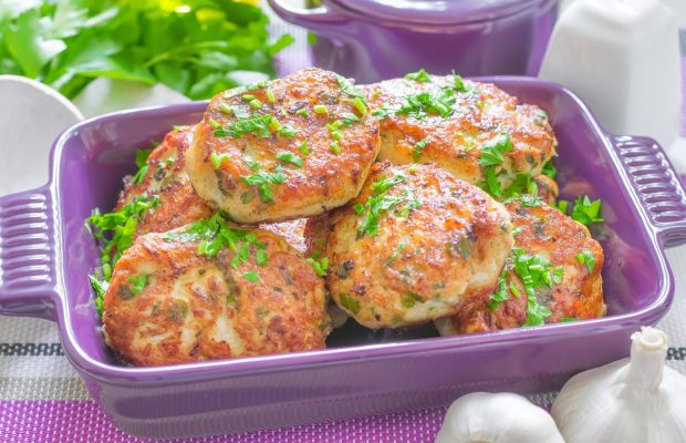 Румяные и сочные котлеты: как готовить блюдо в духовке