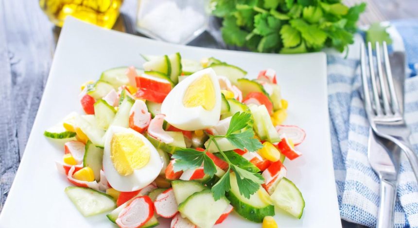 Оригинальные салаты из крабовых палочек на праздник: самые вкусные сочетания