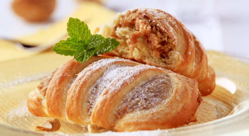 Вкусная выпечка из слоеного теста: рецепты пирога, штруделя и рулетиков