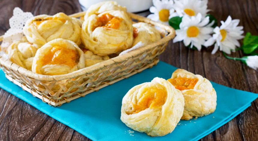 Ароматная выпечка на кислом молоке: рецепты печенья, булочек, кекса и пирога