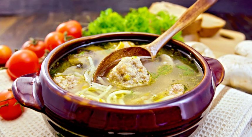 Смачний та ароматний суп із фрикадельками: як приготувати ситну страву