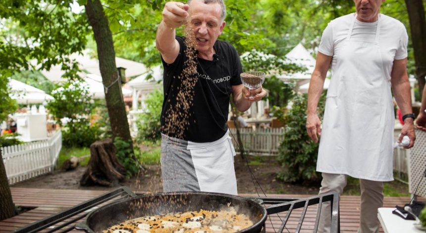 Ресторатор Савва Либкин приготовил в прямом эфире плов из ягненка с изюмом (видео)