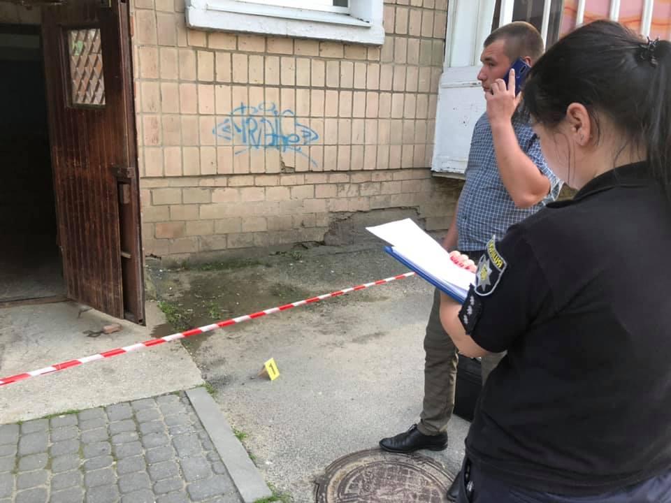 Правоохоронці розшукують зловмисника / поліція Івано-Франківської області Правоохоронці розшукують зловмисника / поліція Івано-Франківської області