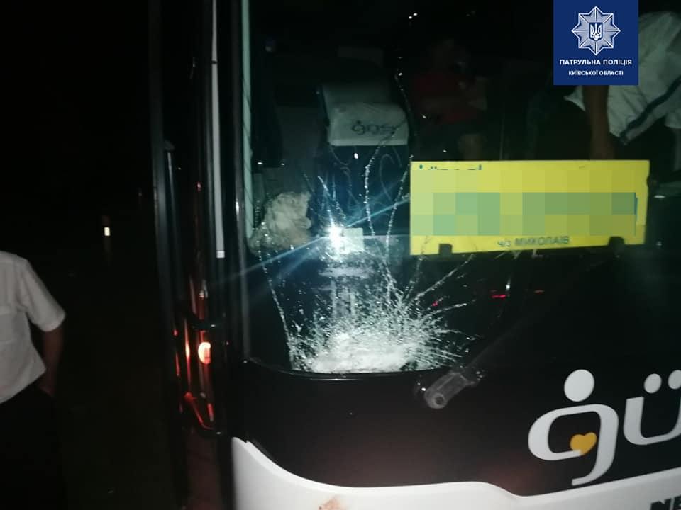 В результаті ДТП в автобусі було розбито скло / фото Патрульна поліція Київської області В результаті ДТП в автобусі було розбито скло / фото Патрульна поліція Київської області