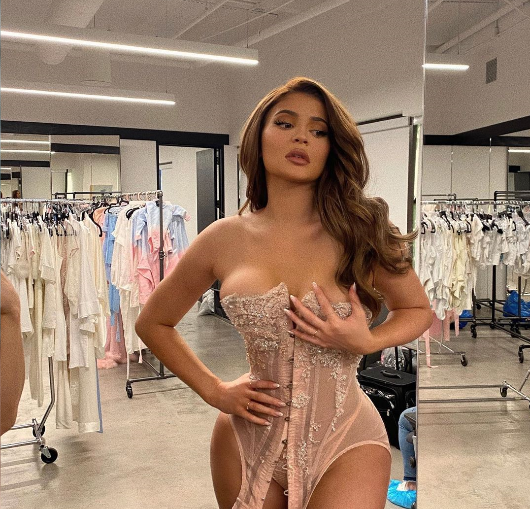Дженнер показала груди / фото instagram.com/kyliejenner Дженнер показала груди / фото instagram.com/kyliejenner
