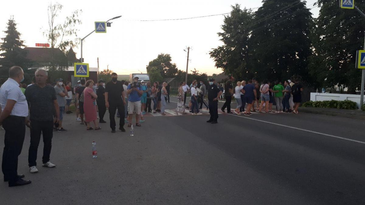Пікетувальники перекрили трасу / Фото патрульна поліція Чернівецької області. Пікетувальники перекрили трасу / Фото патрульна поліція Чернівецької області.