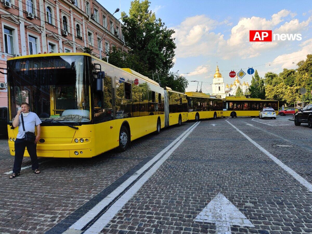 Рух транспорту біля суду було заблоковано / фото apnews.com.ua Рух транспорту біля суду було заблоковано / фото apnews.com.ua