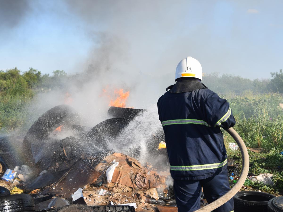 Автомобиль «БМВ» X6 загорелся во дворе дома на Ленинградском шоссе / фото ГСЧС