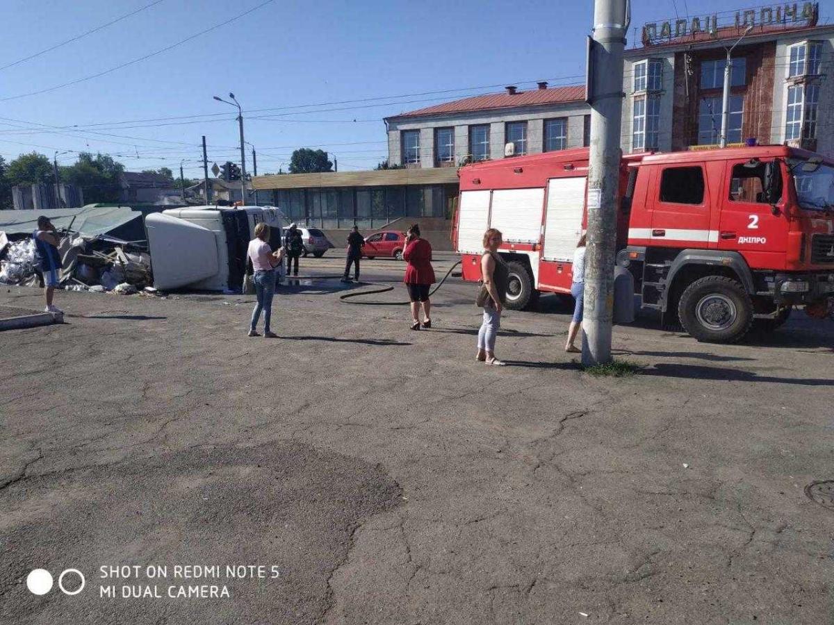 В Дніпрі на пожвавленому перехресті перекинулася фура з пивом, водій у лікарні (фото, відео) В Дніпрі на пожвавленому перехресті перекинулася фура з пивом, водій у лікарні (фото, відео)