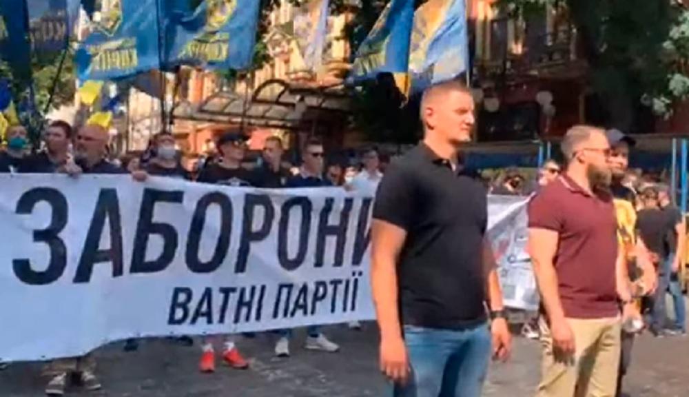 Учасники протесту тримають великий банер: «Заборонити ватні партії» / Скріншот Учасники протесту тримають великий банер: «Заборонити ватні партії» / Скріншот