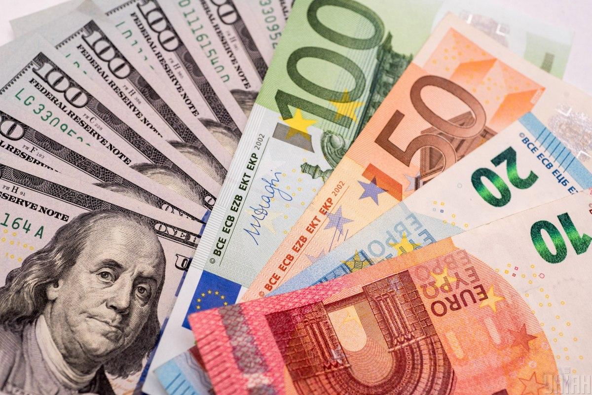 З початку січня євро вже подешевшав на 3,5% щодо долара / фото УНІАН З початку січня євро вже подешевшав на 3,5% щодо долара / фото УНІАН