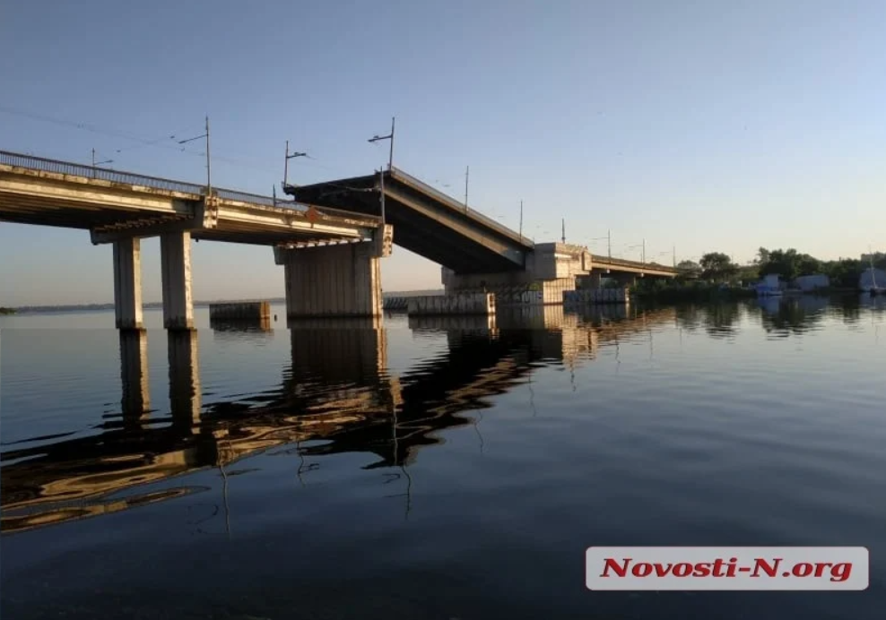 Рух по мосту виявився заблокованим / novosti-n.org Рух по мосту виявився заблокованим / novosti-n.org