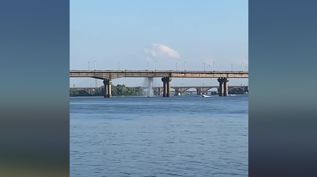 На мосту Патона в третій раз за півроку прорвало трубопровід / скріншот На мосту Патона в третій раз за півроку прорвало трубопровід / скріншот