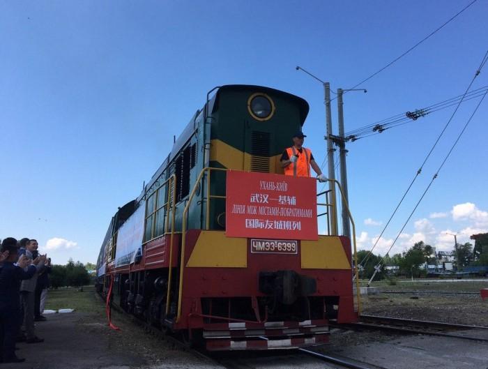 В Киев приехал поезд из печально известного города Ухань / фото ЦТС В Киев приехал поезд из печально известного города Ухань / фото ЦТС