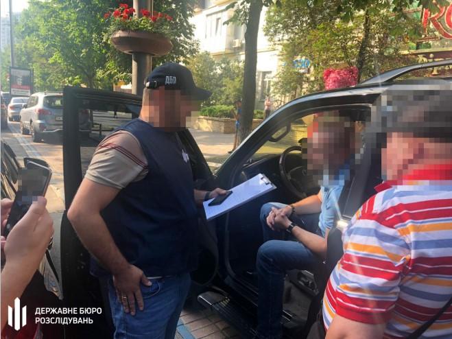 Працівник СБУ вимагав від громадянина хабар за вирішення питання працевлаштування / фото ДБР Працівник СБУ вимагав від громадянина хабар за вирішення питання працевлаштування / фото ДБР