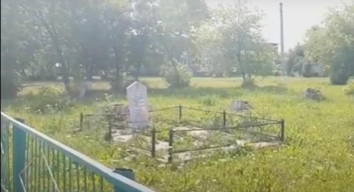 У декількох метрах від могили знаходяться дитячі каруселі / скріншот з відео У декількох метрах від могили знаходяться дитячі каруселі / скріншот з відео
