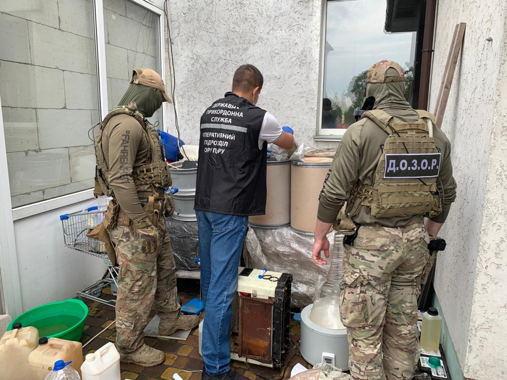 Вилучено понад 3 тонни прекурсорів / фото dpsu.gov.ua Вилучено понад 3 тонни прекурсорів / фото dpsu.gov.ua