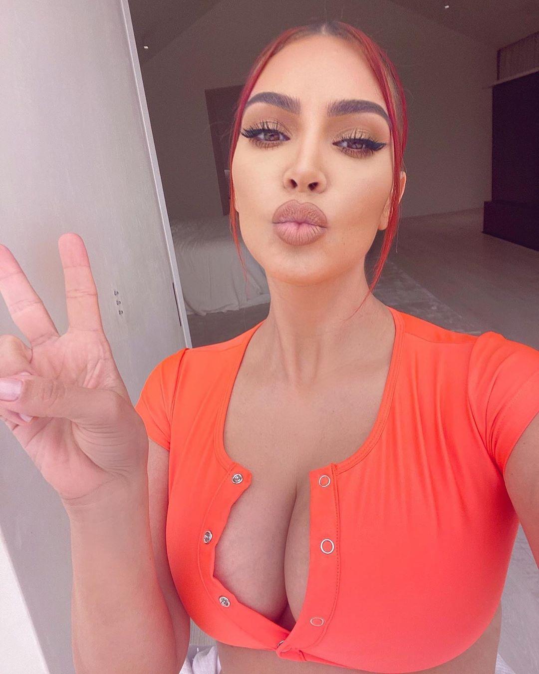 Кім показала груди / фото instagram.com/kimkardashian Кім показала груди / фото instagram.com/kimkardashian