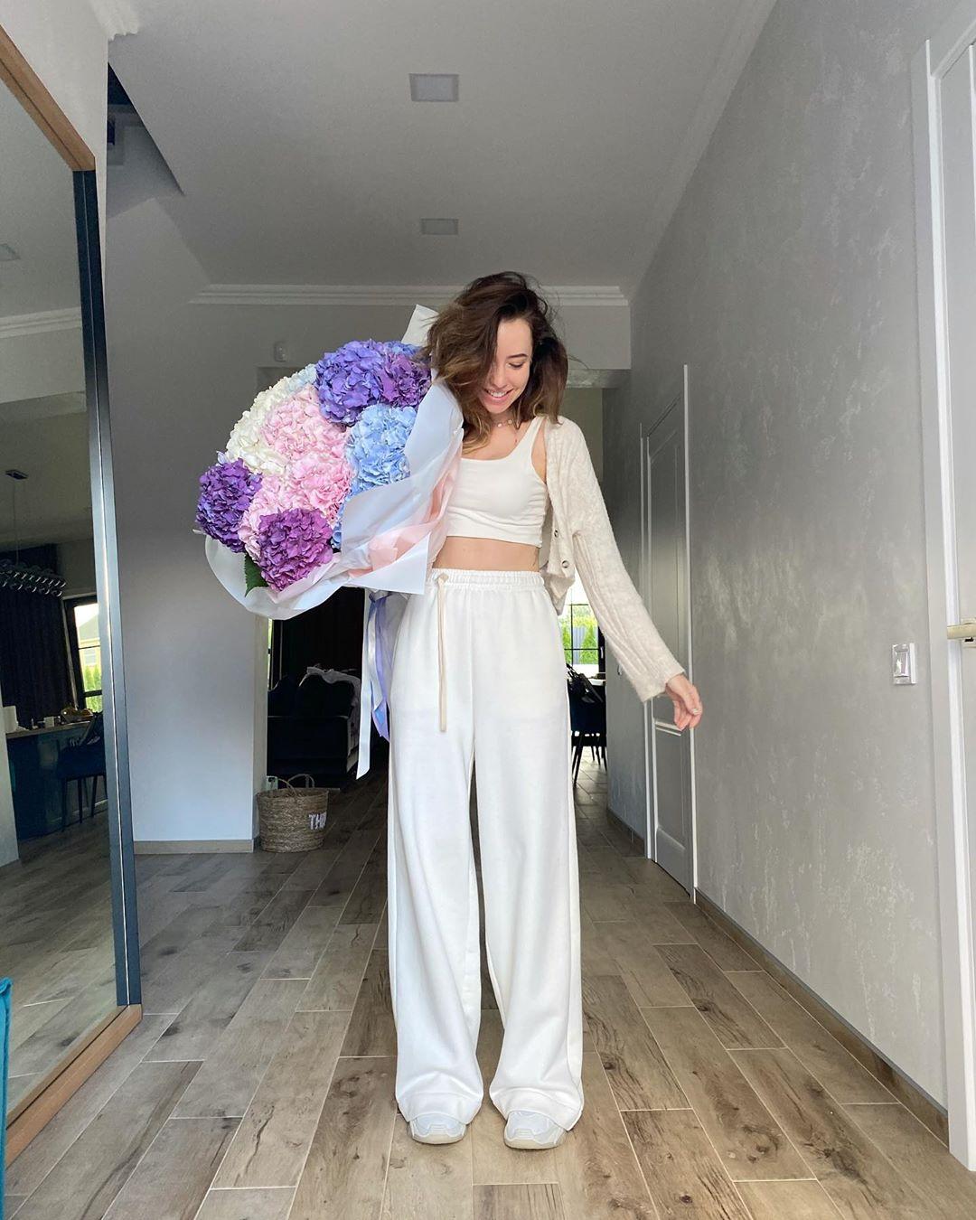 Надя показала букет / фото instagram.com/nadyadorofeeva Надя показала букет / фото instagram.com/nadyadorofeeva