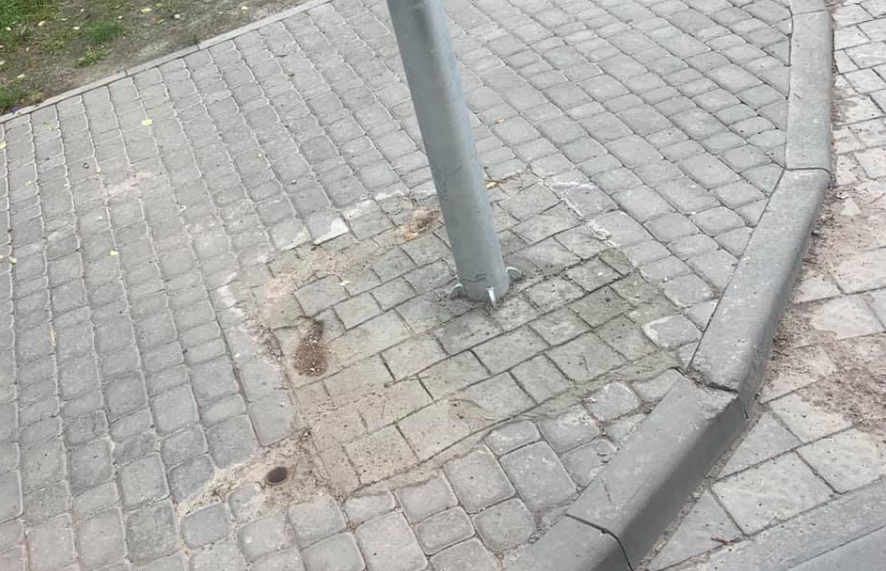 Львовские коммунальщики нашли оригинальный способ залатать дыру в тротуаре / Facebook, Anna Prod