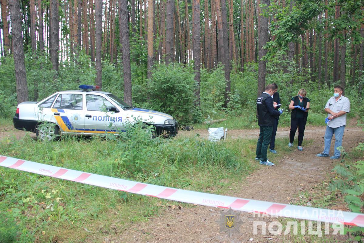 Тіло жінки з явними ознаками насильницької смерті знайшли у лісовій гущавині / фото поліція області Тіло жінки з явними ознаками насильницької смерті знайшли у лісовій гущавині / фото поліція області