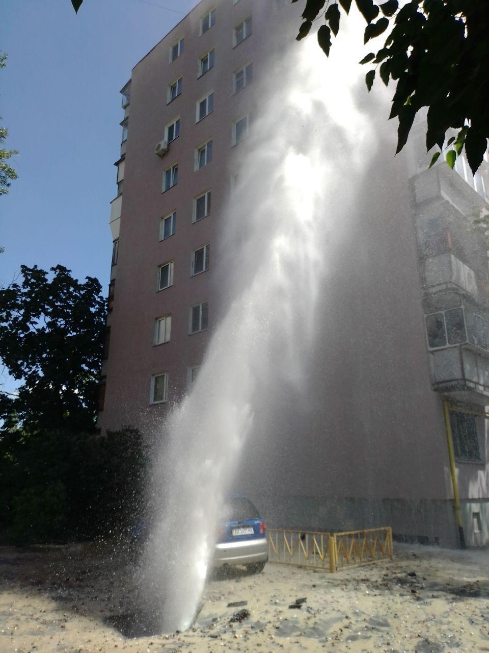 Прорив труби на Миколайчукка / фото УНІАН Прорив труби на Миколайчукка / фото УНІАН