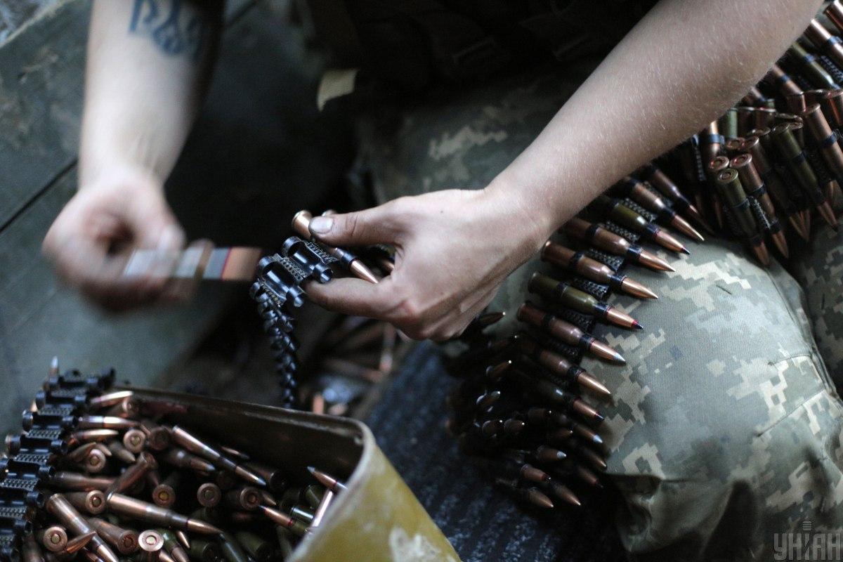 В результате обстрела на Донбассе был ранен украинский военный / фото УНИАН