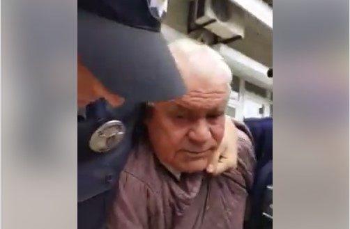 Чоловікові стало погано, коли на нього наділи кайданки / скріншот з відео Чоловікові стало погано, коли на нього наділи кайданки / скріншот з відео