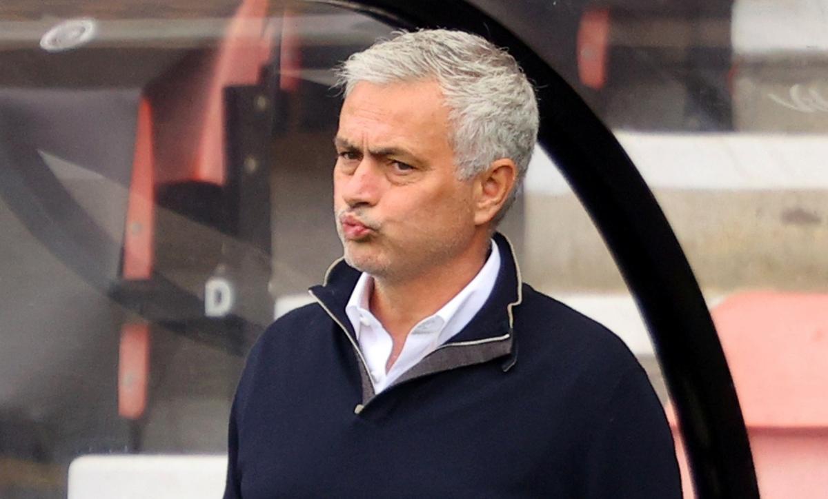 Жозе Моуріньо вже скоро може опинитися в "Наполі" / фото REUTERS Жозе Моуріньо вже скоро може опинитися в "Наполі" / фото REUTERS